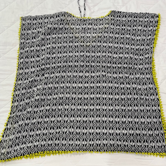 NEW Old Navy Black and White Patterned Short Sleeve Top - Picture 4 of 6